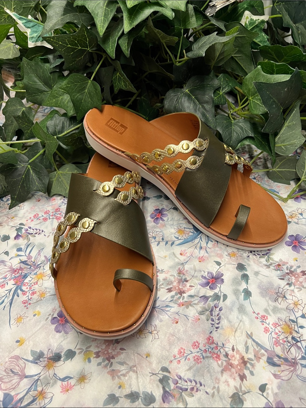 NIB-Fitflop Avocado & Tan Leather Toe Post Sandals With Gold Scallops Size 10 - Picture 3 of 16